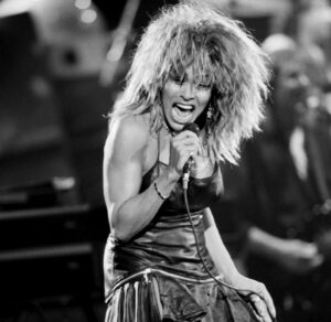 Le parcours légendaire de Tina Turner : une icône de force et d’inspiration