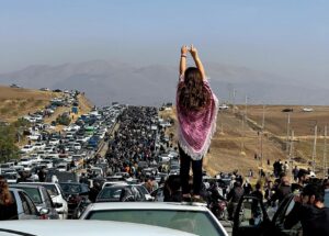 Un an après la mort de Mahsa Amini en Iran : la lutte contre l’obligation du voile