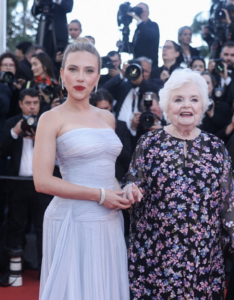Scarlett Johansson à Cannes 2025 : l’icône américaine entre cinéma d’auteur et blockbuster