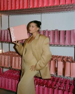 Hailey Bieber vend sa marque rhode à e.l.f. Beauty pour un milliard de dollars