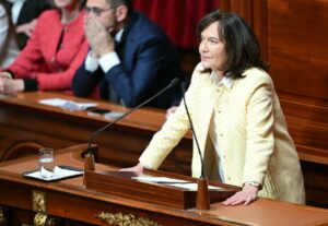 Le Parlement adopte définitivement une loi réhabilitant les femmes condamnées pour avortement
