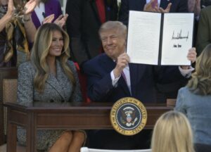 Santé des femmes : ce que Melania Trump promet et ce que Donald Trump supprime